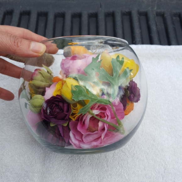 Adorable honey bee and flower vase - Picture 2 of 4